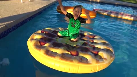 Diana and Roma Pretend Play with Giant toy food