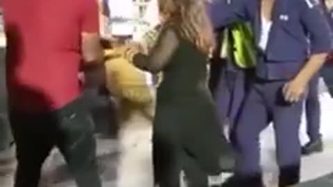 Toll plaza staff fight with women 😥