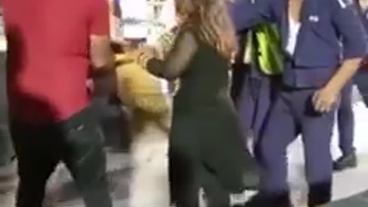 Toll plaza staff fight with women 😥