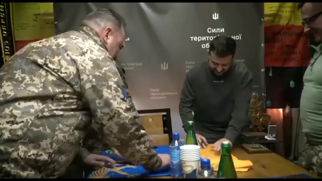 Zelenský dostal prapor granátníků SS