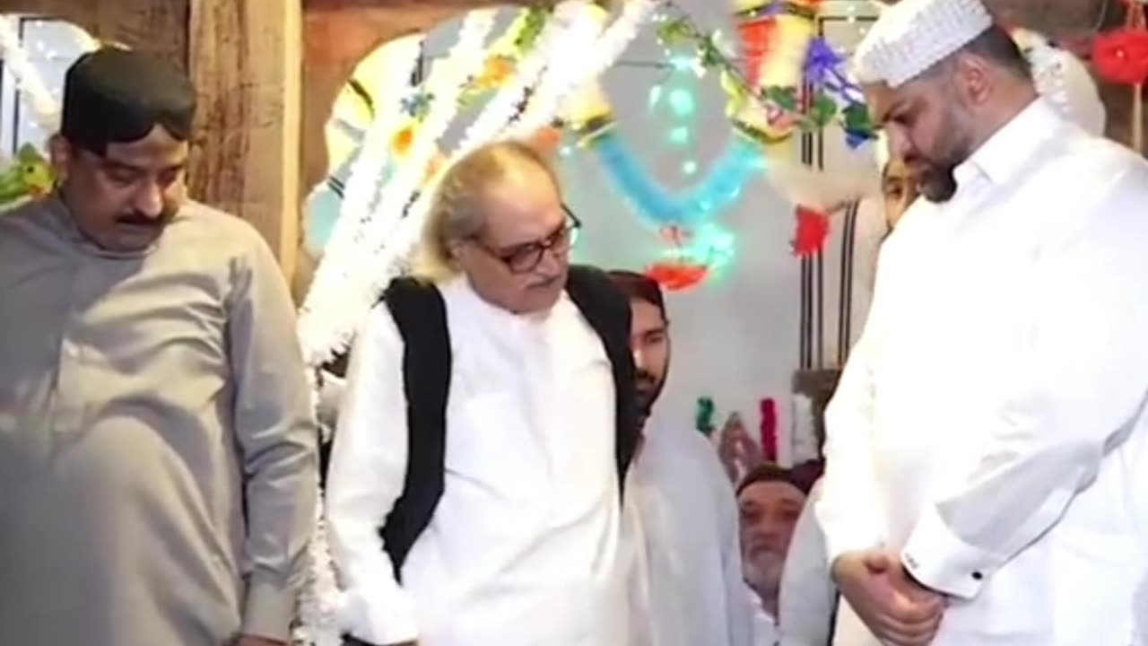 Shah mahmood Qureshi's Brother With Zain Qureshi @ Bahauddin zikri Tomb
