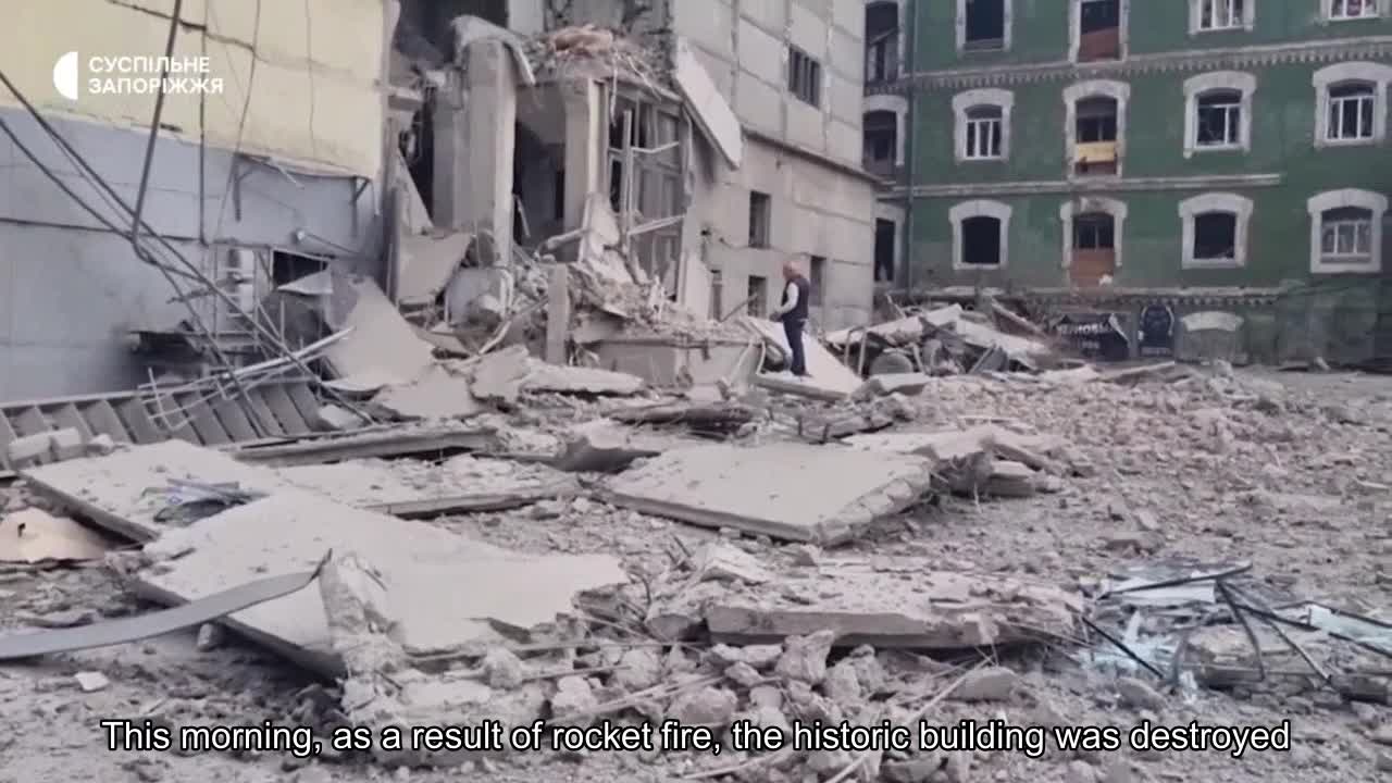 This morning, as a result of rocket fire, a historic building in Zaporozhye was destroyed.