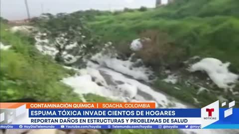 Una espuma tóxica invade las casas de al menos 400 familias en Soacha, Colombia | Noticias Telemundo