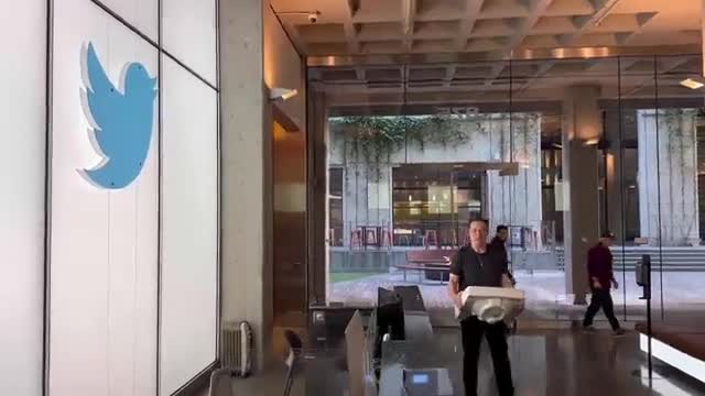 @realDailyWire Elon Musk arrives at Twitter HQ. Let that sink in