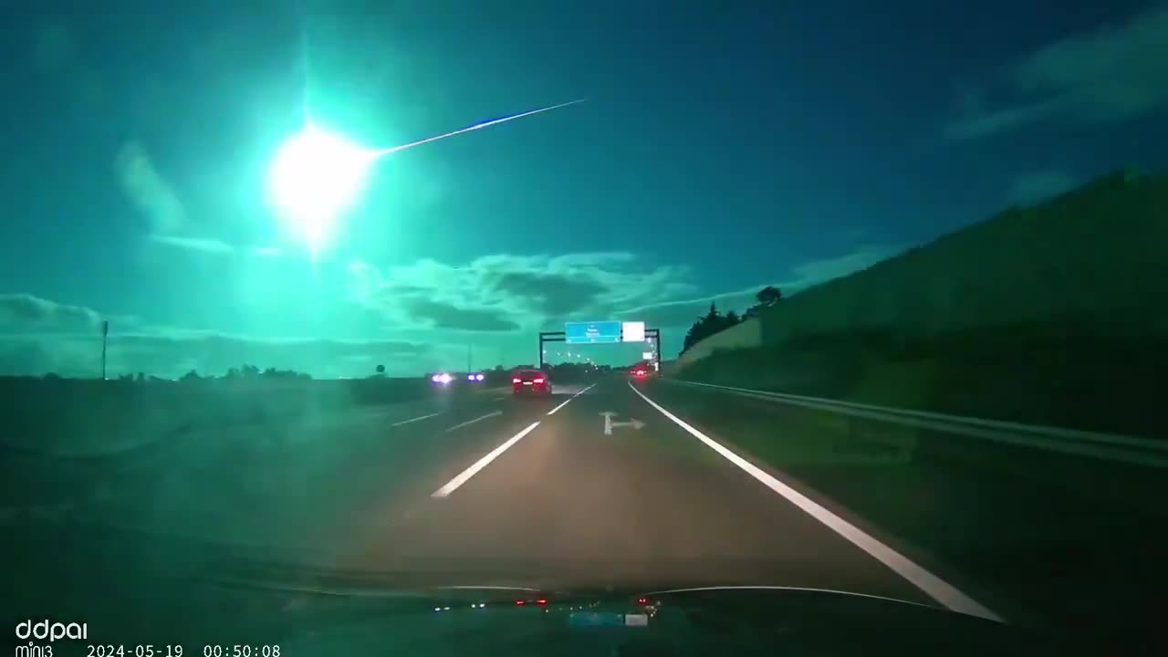 JUST IN - Meteor flashes across night sky over Portugal