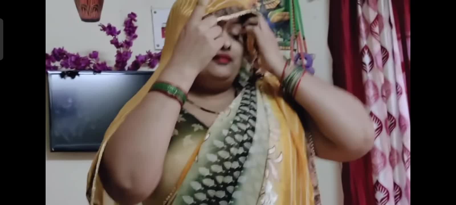 Lama Lama ghughat kahe Deshi bhabhi actor