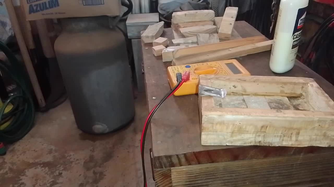 Suporte de multimetro com restos de material de construção.