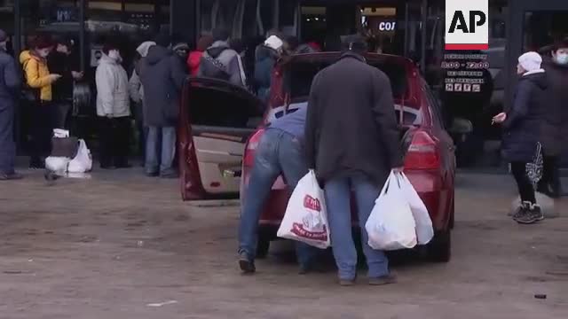 Cars in Mariupol queue for petrol; mayor comments