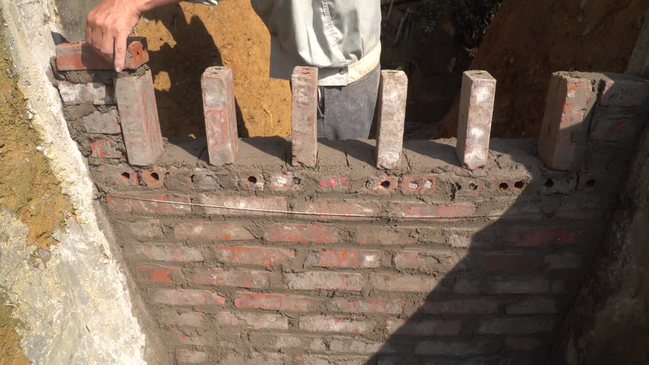 Building hydroelectricity with 5 powerful rotating blades