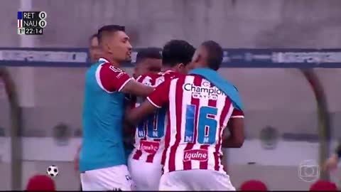 Após correta expulsão, Jean Carlos do Náutico parte pra cima da árbitra