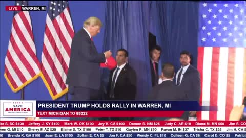 President Donald Trump makes two good catches #maga Rumble exclusive