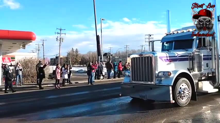 📣🛑💥Part of the trucking convoy to Ottawa , huge support from the people! 🇨🇦💪🇨🇦