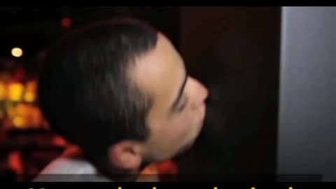 Lucas Selfie beijando a pilastra na balada