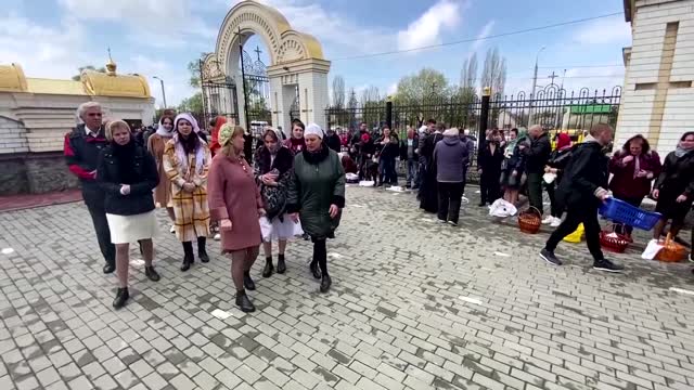 Ukrainians mark Easter in shelled churches