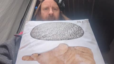 2023-04-04 (4) - je suis la table et je confirme - Twitch Triskelina