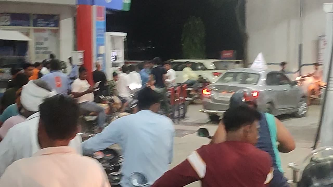 Extreme crowd at Indian Petrol after listing shutdown petrol pump