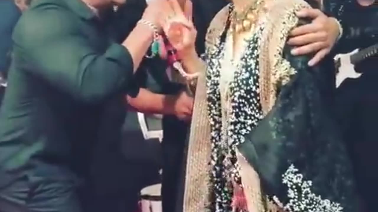 Salman khan Shahrukh khan singing