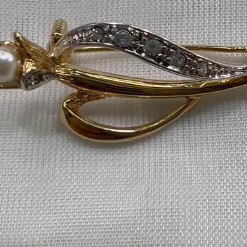 18KGP Gold Tone Pin. Made with Swarovski Crystal. Rare Find Brooch. Party.