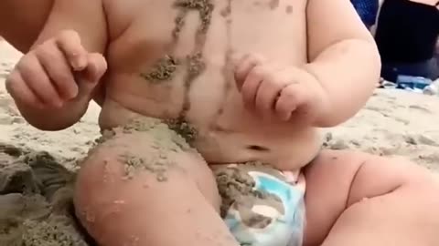 Funny_baby_reaction_on_the_beach