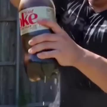 Why Mentos + Coke Explode 🤔🤔 #facts #surprisingfacts #explosive #coke #mentos