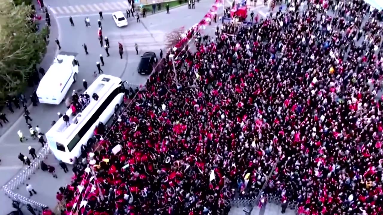 Istanbul mayor's bus pelted with stones during rally