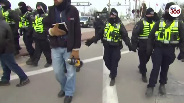 Canadian police began clearing protesters blocking a key bridge linking Canada