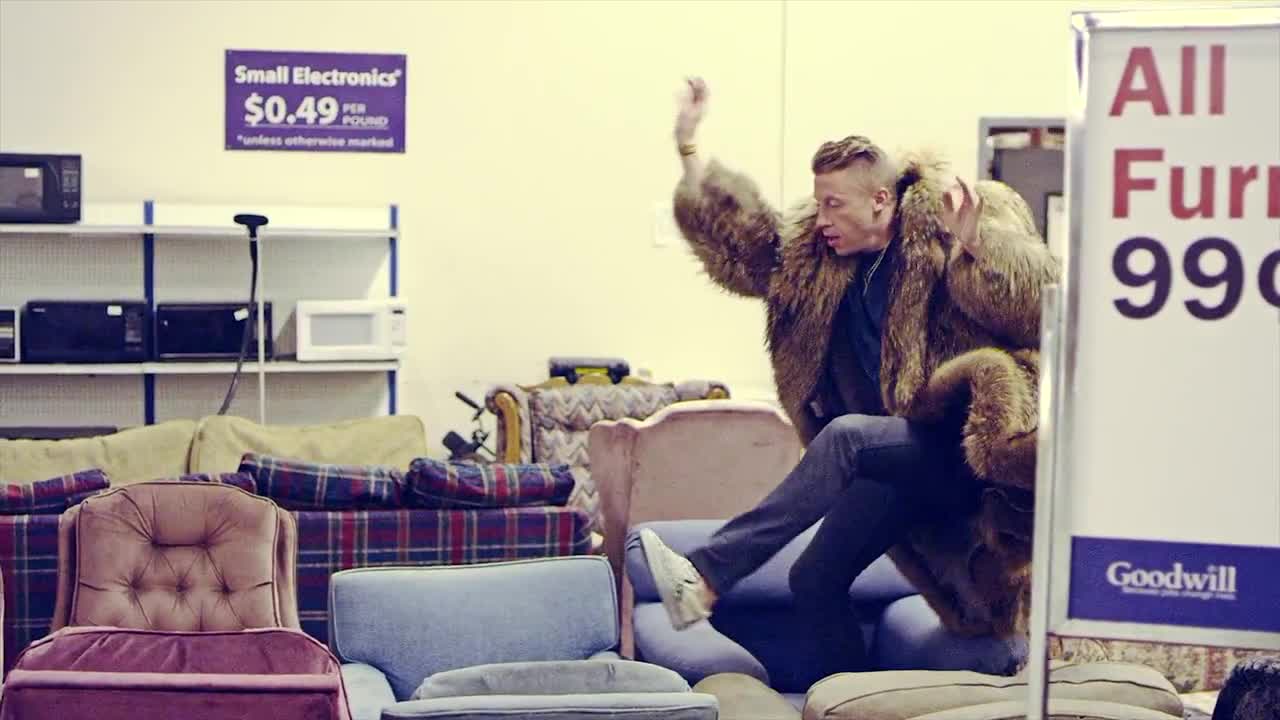 MACKLEMORE & RYAN LEWIS - THRIFT SHOP FEAT. WANZ (OFFICIAL VIDEO)