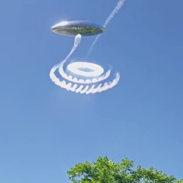 UFO LEAVES BEAUTIFUL TRACES IN THE SKY