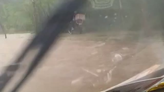 En inmediaciones de la Fosunab, por la rotonda del Makro se registra inundación de la vía.