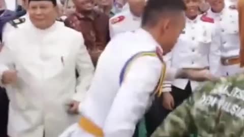 Joget Ngiitir ala Menhan Prabowo Subianto bersama Prajurit