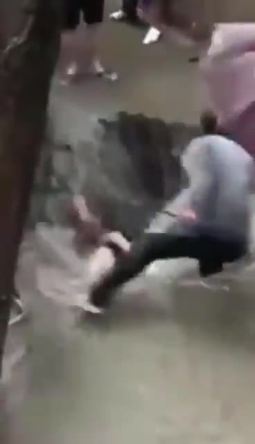 Men's horrifically falls at the time of rescue operation