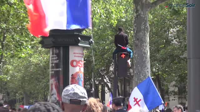 L'été des résistants : des grandes villes aux bourgades, on manifeste pour la liberté