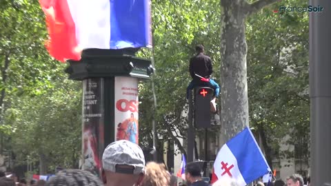 L'été des résistants : des grandes villes aux bourgades, on manifeste pour la liberté