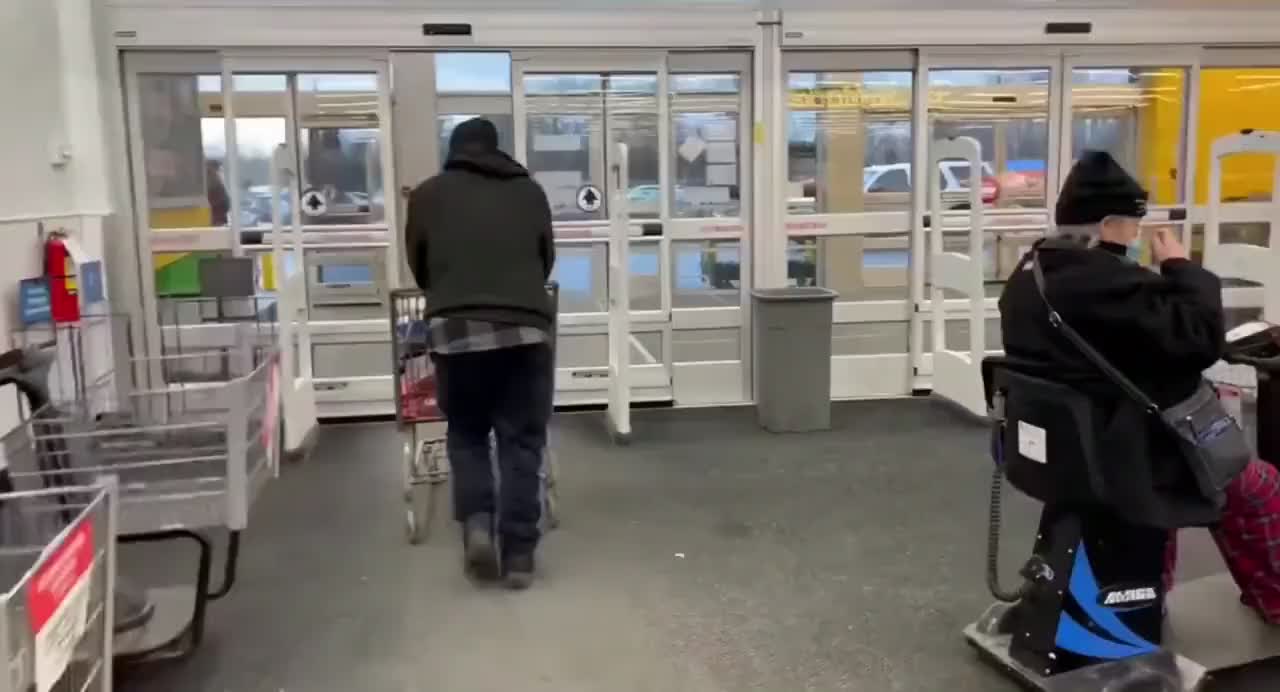 Elderly Lady Boldly Confronts No Shame Shoplifter