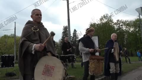 V Loytyšské Rize pochodovali nacisté se svastikou na bubnech