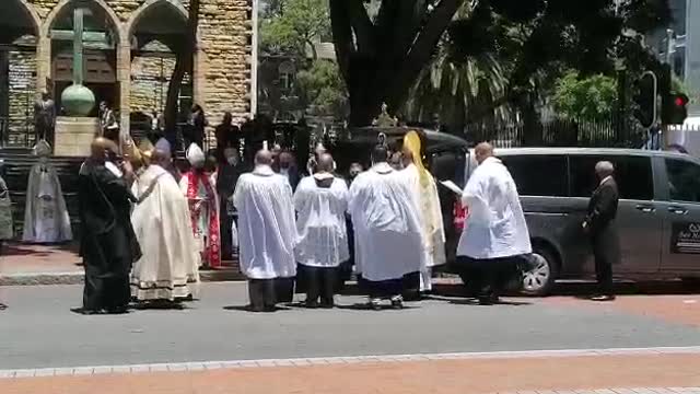 Desmond Tutu: Coffin leaves cathedral