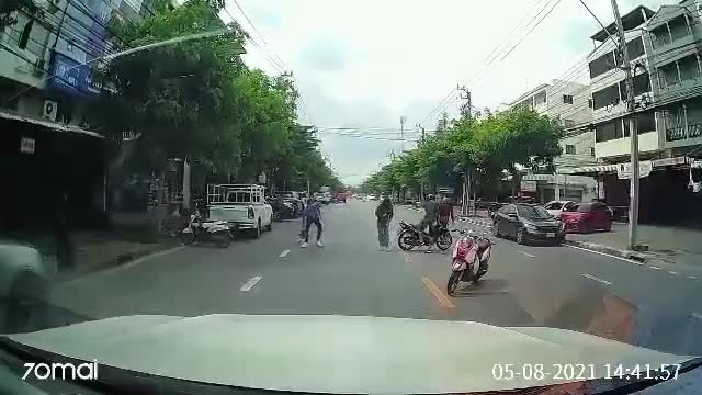 Quick Thinking Driver Dodges Falling Motorcyclist