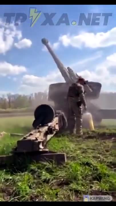 Ukrainian service members operate a 2A65 Msta-B 152mm howitzer