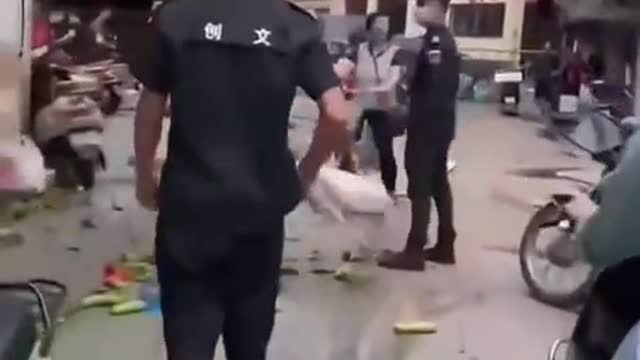 Na China pessoas são agredidas por agende saúde .in China people are attacked by health workers