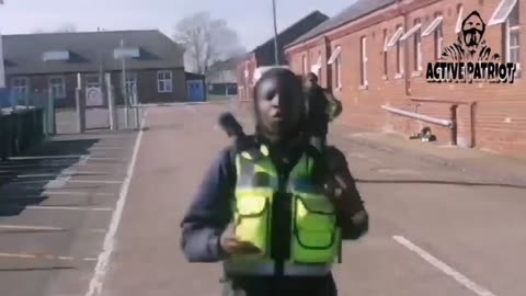 A black guard protecting a migrant center atacks journalists.