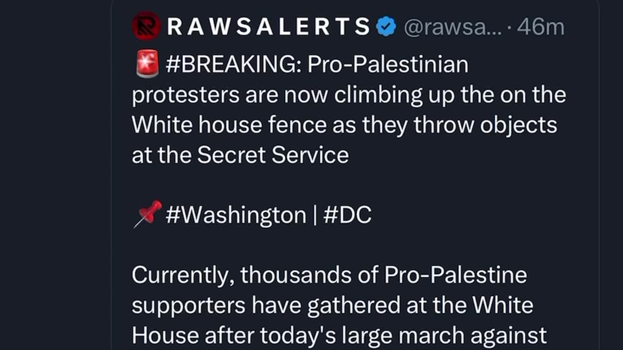 ⛔️BREAKING⛔️PRO-PALESTINAN PROTESTERS ARE CLIMBING UP THE WHITE HOUSE FENCE AS THEY THROW OBJECTS AT THE SECRET SERVICE