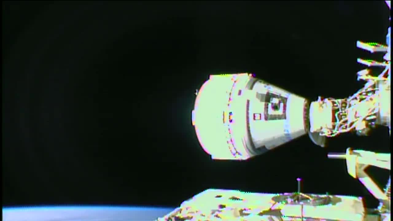Time-lapse video of Boeing's Starliner docking to the space station