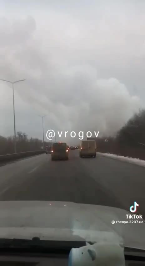 Ukr Himars firing from a busy road while civilian cars drive past