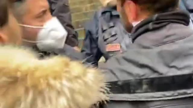 Roma, poliziotti maltrattano deputata eletta dal popolo Sara Cunial. 20 Gennaio 2022