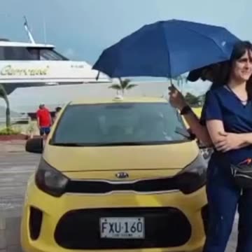 “Por aquí no vas a pasar”: gritan a taxista por cruzar cebra peatonal