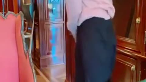 20201206文贵先生GETTR¹：尊敬的战友们好。文贵要做给针线活给战友门看看...来迎接我们的中国人的苦日子到来...准备，躲避柯林斯能发生的战争...最好的最有价值的准确的信息...量力而行。