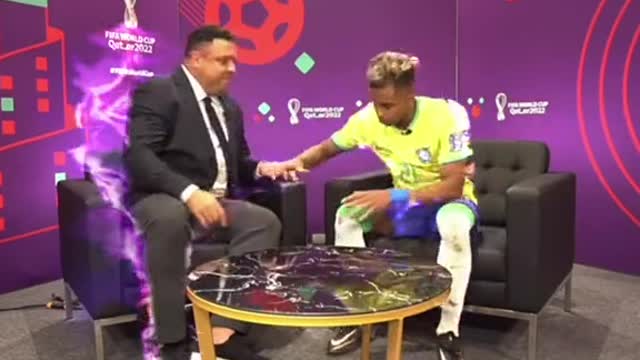 Rodrygo touched Ronaldo's legs onto his for some special powers#worldcup #brazil #ronaldo #funny