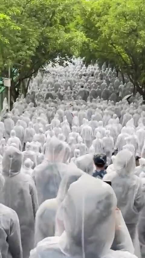 ΣΤΟ ΜΕΤΑΞΥ ΣΤΗΝ ΚΙΝΑ