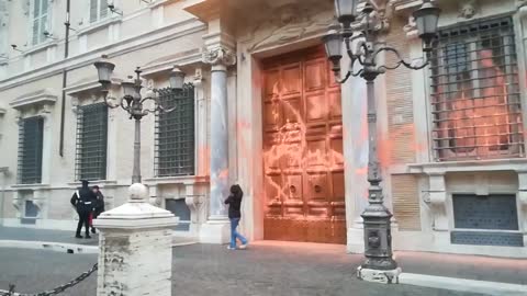 Environmental leftiest activist daub the Italian government building with paint