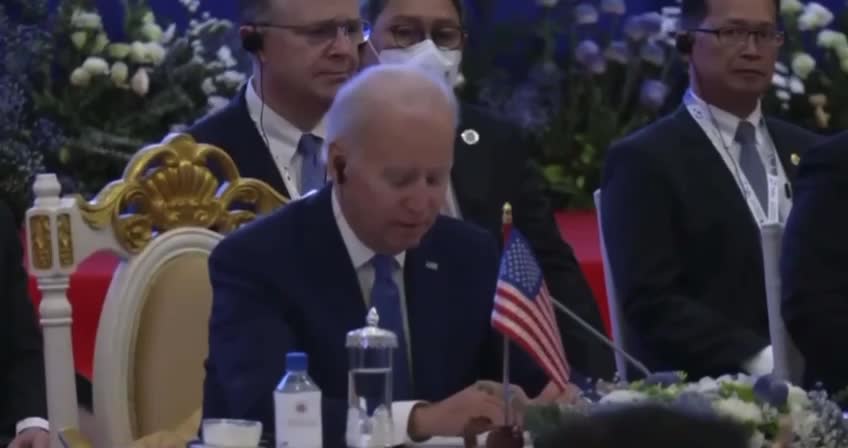 Joe Biden thanks the PM of Colombia for hosting ASEAN summit - He actually read that